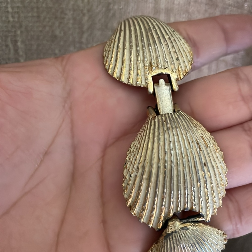 Vintage Gold tone Shell Bracelet - Picture 5 of 7